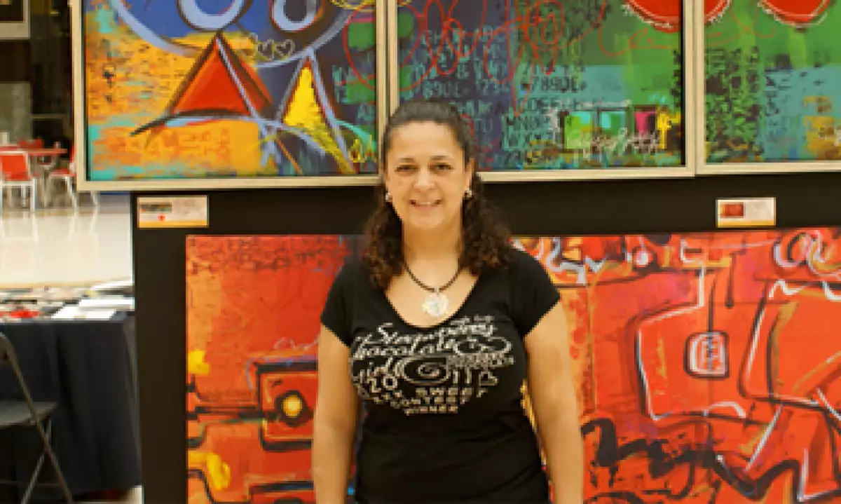 El tema principal de las obras de Adrian Torres son los abrazos. (Foto: cortesía)