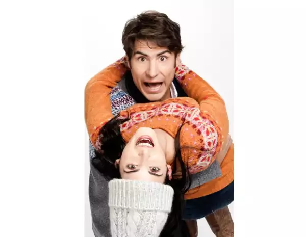 Alex Sirvent y Ximena Herrera se bañan con nieve en la Navidad de Quién.com