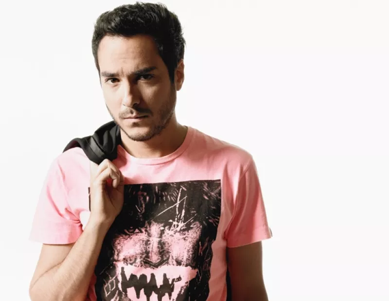 El vocalista del grupo Motel habla a la revista InStyle sobre su estilo y sus gustos.