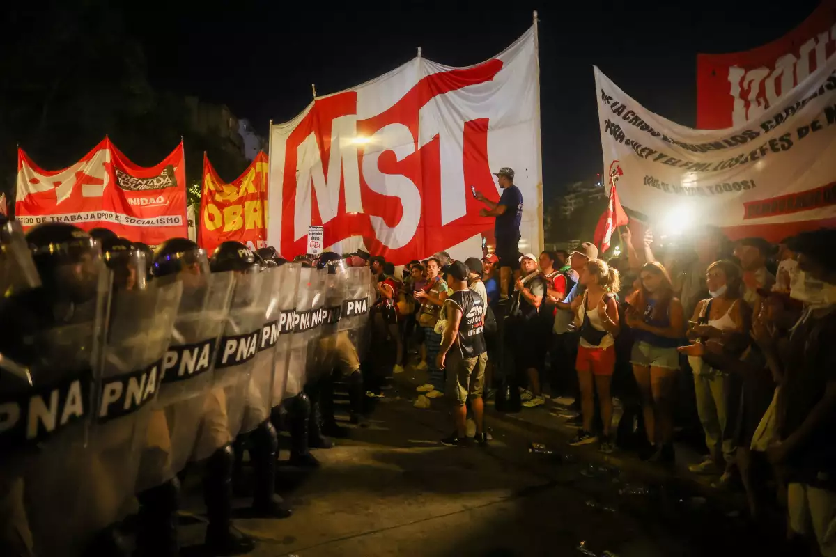 Los agentes del orden hacen guardia mientras los manifestantes protestan el día del debate sobre el proyecto de ley de reforma económica del presidente de Argentina, Javier Milei, conocido como el "ley ómnibus", en Buenos Aires, Argentina, el 31 de enero de 2024.