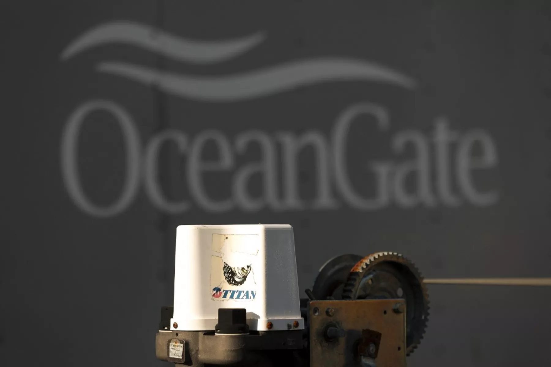 Una calcomanía en una pieza de equipo que dice "Titan" se muestra cerca de un remolque con el logotipo de OceanGate en los headqurters de OceanGate Expedition en el Port of Everett Boat Yard en Everett, el 22 de junio de 2023. Las cinco personas a bordo de un sumergible desaparecido cerca del naufragio del Titanic murieron, probablemente en un instante, después de que su barco sufriera lo que la Guardia Costera de los Estados Unidos dijo que el 22 de junio de 2023 era una "implosión catastrófica" en las profundidades del océano.