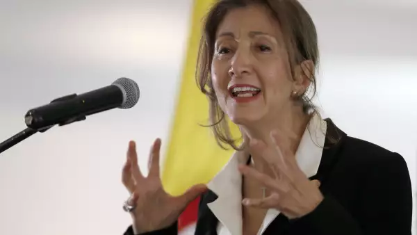 La política colombo-francesa Íngrid Betancourt, quien fue secuestrada por más de seis años por rebeldes de las FARC, gesticula mientras da un discurso en Bogotá, Colombia. 