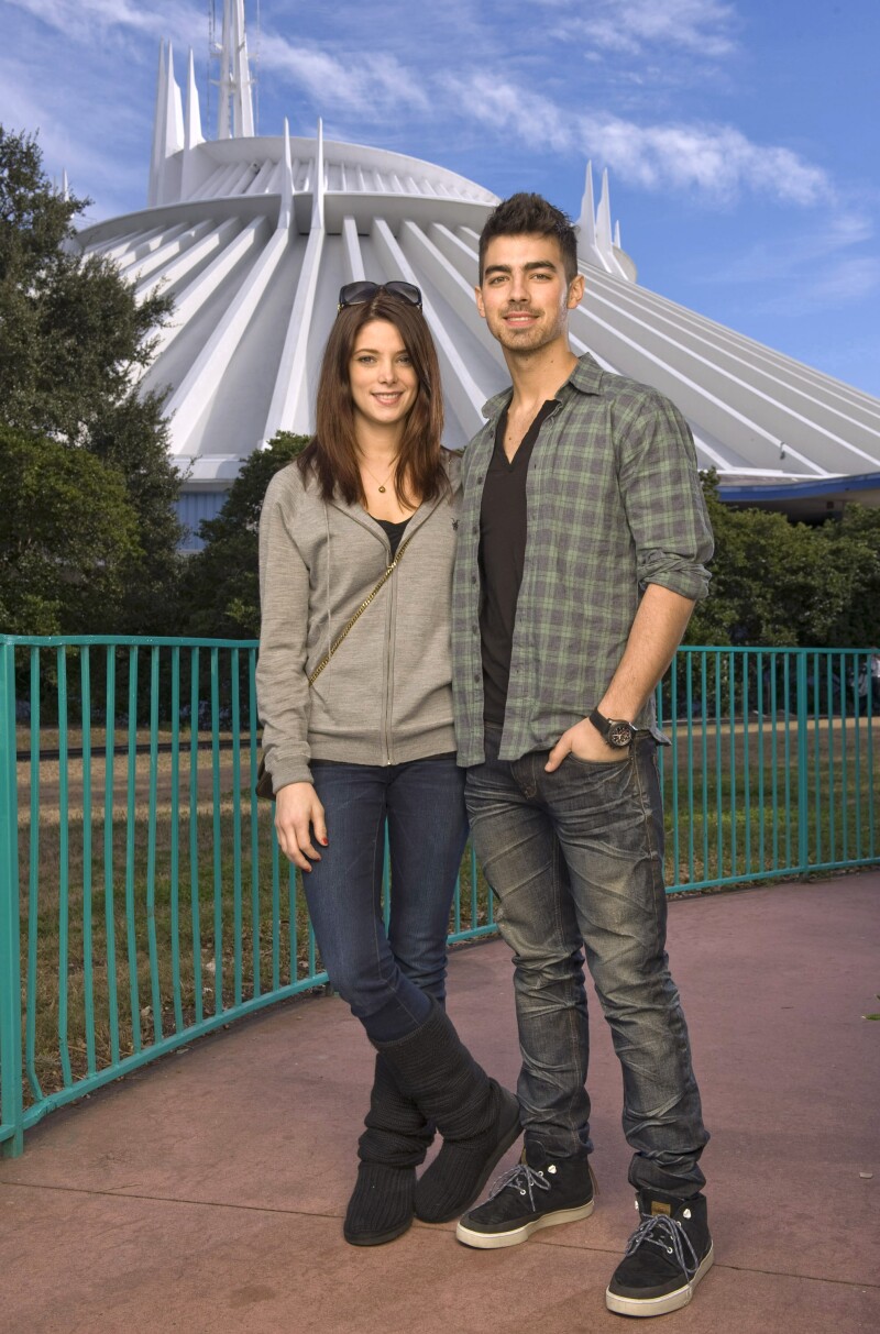 Joe Jonas y Ahley Greene en Disney