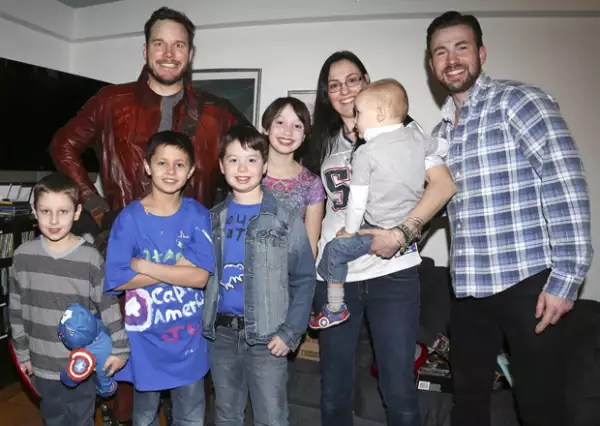 Chris Pratt vestido de Star Lord y Chris Evans cumplieron sus apuestas y visitaron la estancia para niños que enfrentan cáncer.