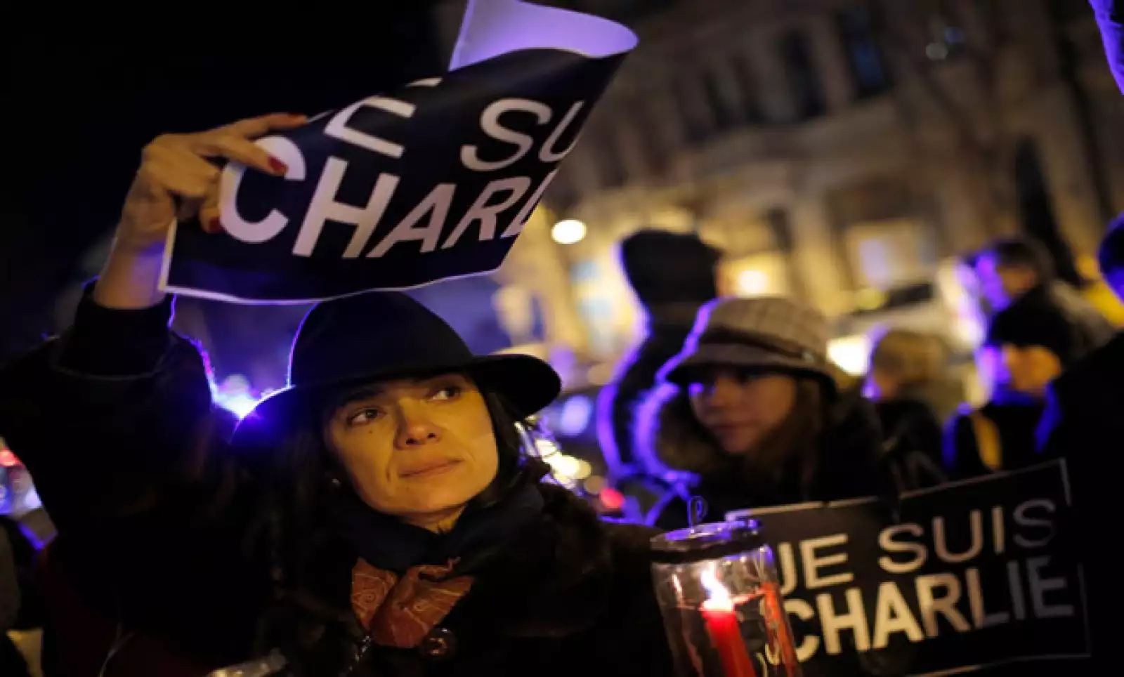 Periodistas realizaron una velada por las víctimas.