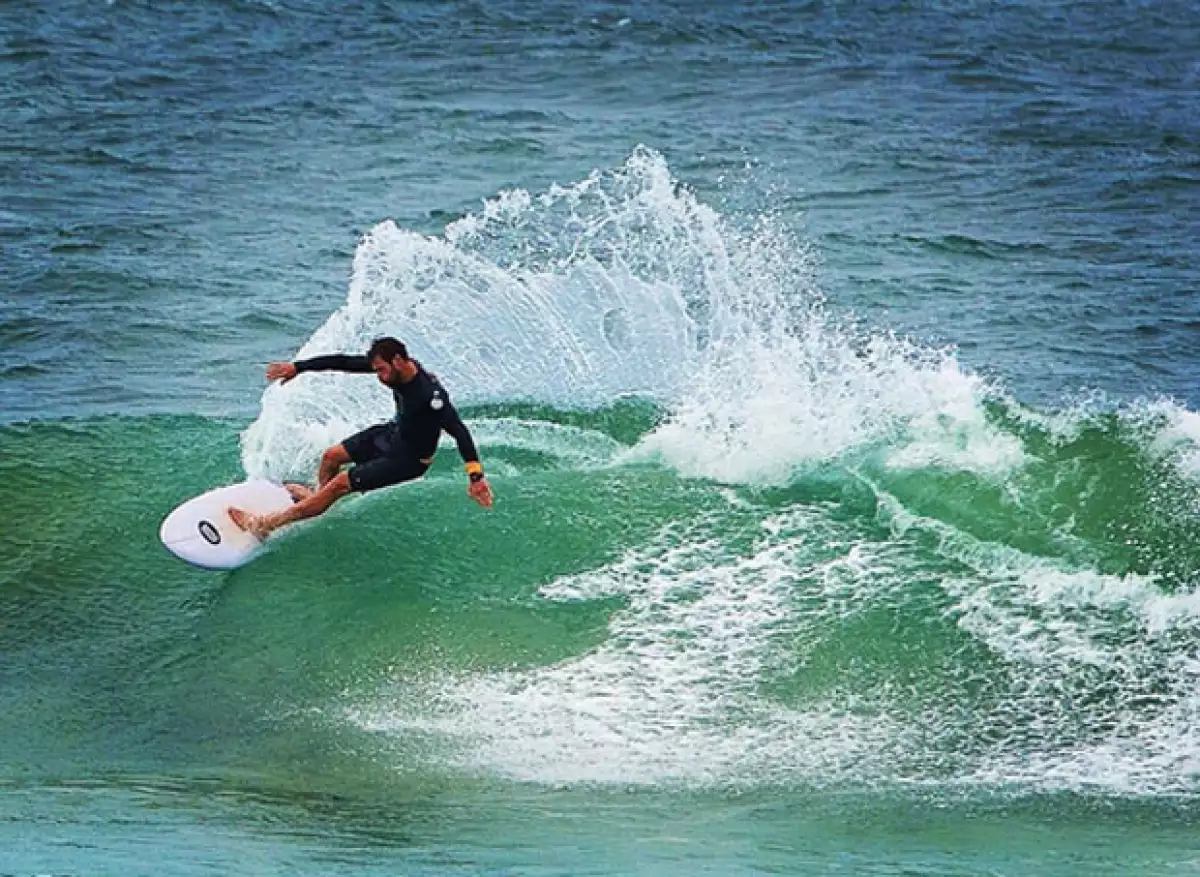 Como buen australiano, a Chris le encanta el surf.