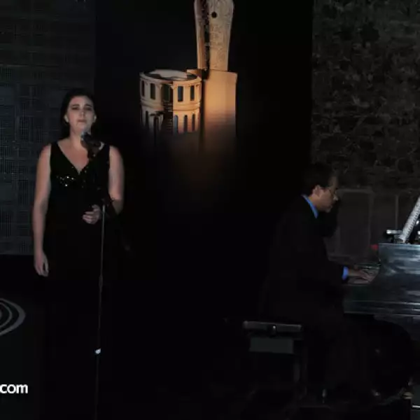 Ana Capetillo y el maestro Gonzalo Gutiérrez