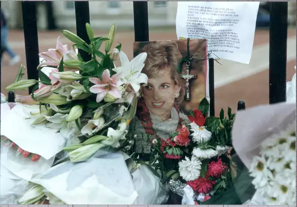 Buckingham Palace With Flowers And Tributes Outside Gate Following Death Of Diana Princess Of Wales 1997.