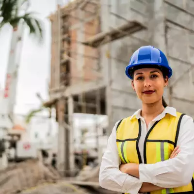 Las mujeres ganan terreno en la construcción, pero la brecha de género aún es grande en oportunidades y sueldo
