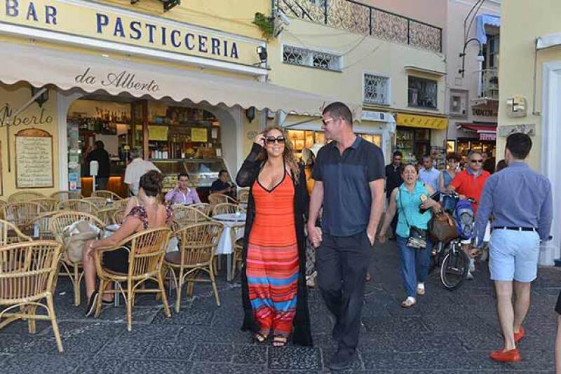 Lejos de ocultarse ante las cámaras, la pareja se mostró tomada de la mano y sonriente.