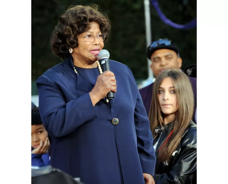De acuerdo con una de las sobrinas del "rey del pop" la abuela Katherine es muy conservadora y estricta con ella, por lo que ya no puede esperar para mudarse de casa y tener más libertad.