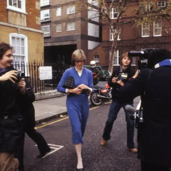 Diana et les photographes dans une rue de Londres