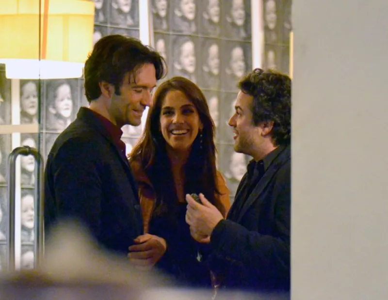 La pareja fue captada mientras esperaban su auto adentro de un restaurante en Polanco, ambos lucen enamorados y mejor que nunca.