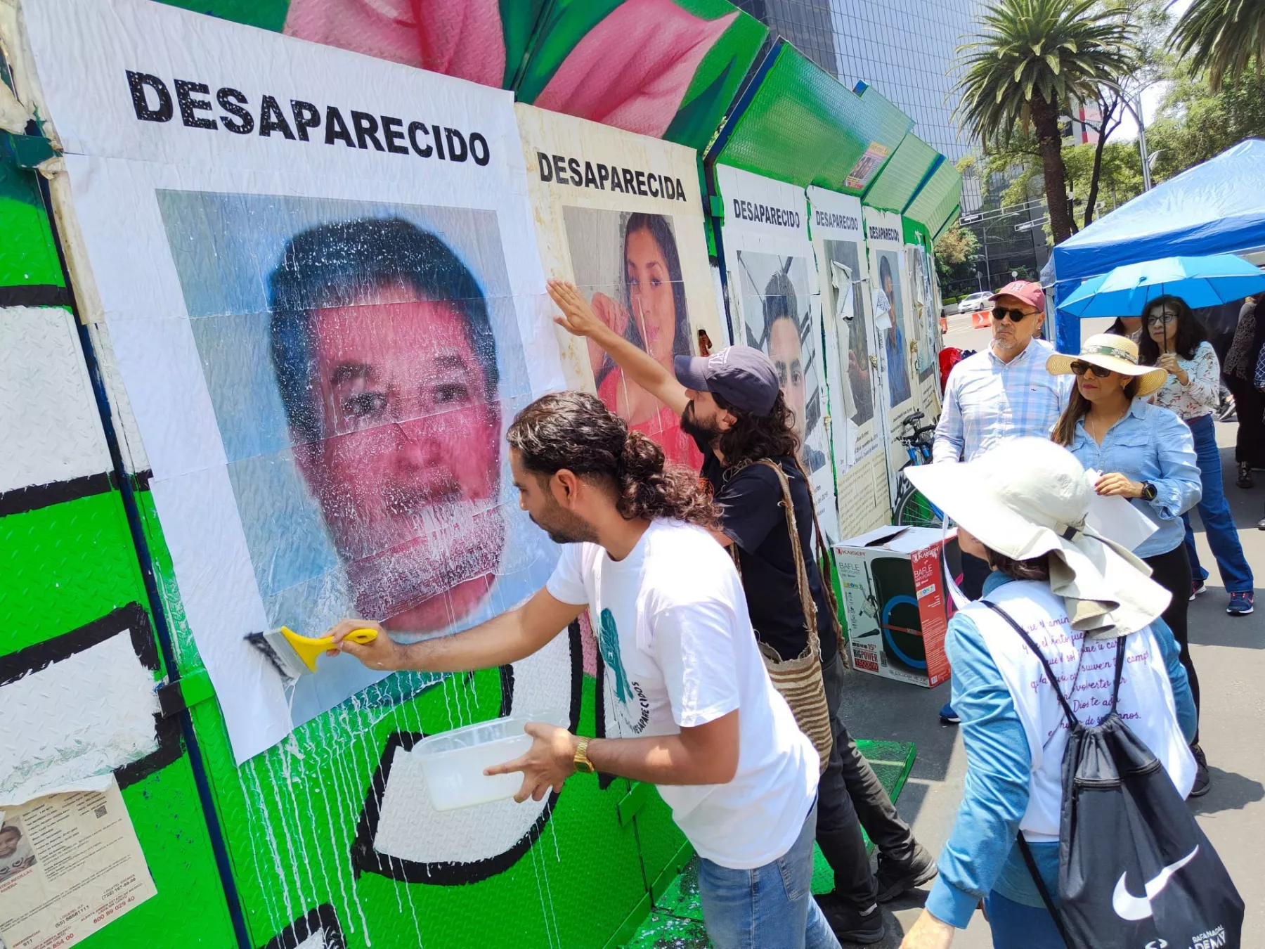 Amigos, familiares y compañeros de lucha rindieron un homenaje a Mario Vergara Hernández, fundador del colectivo Los Otro Desaparecidos de Iguala, y quien buscaba a su hermano desaparecido Tomás Vergara desde el 2012, en la Glorieta de las Desaparecidas y Desaparecidos. El activista murió el jueves pasado en un accidente de trabajo.