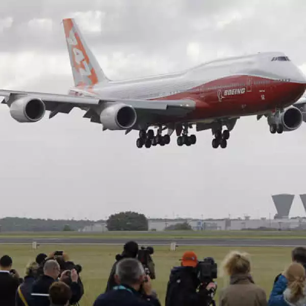 La aeronave aterriza en el aeropuerto de Le Bourget, en vísperas de la exposición que arrancó este lunes. Se trata del avión de pasajeros más largo del mundo y tiene 51 asientos, más que el modelo 747.