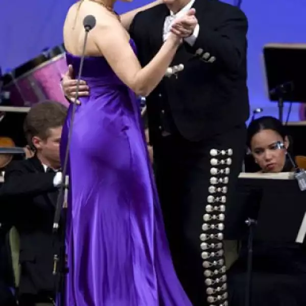 Y no perdió la oportunidad de bailar al son del mariachi y que mejor que hacerlo con la soprano Virginia.