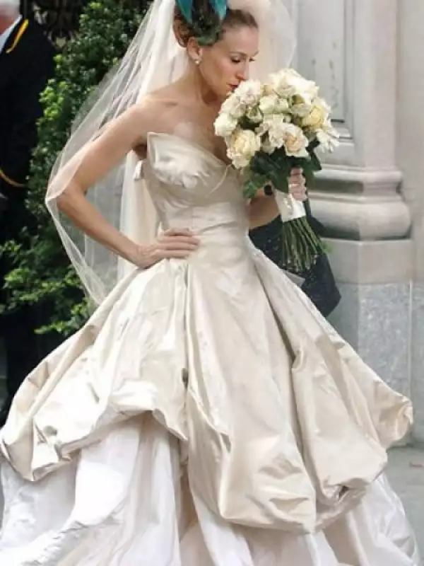 Sarah Jessica Parker, en su papel de Carrie Bradshaw llevó en su boda -que no salió como esperaba- un imponente modelo de Vivienne Westwood.