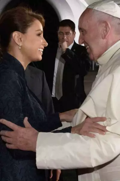 Angélica Rivera, ex primera dama de México, con el papa Francisco