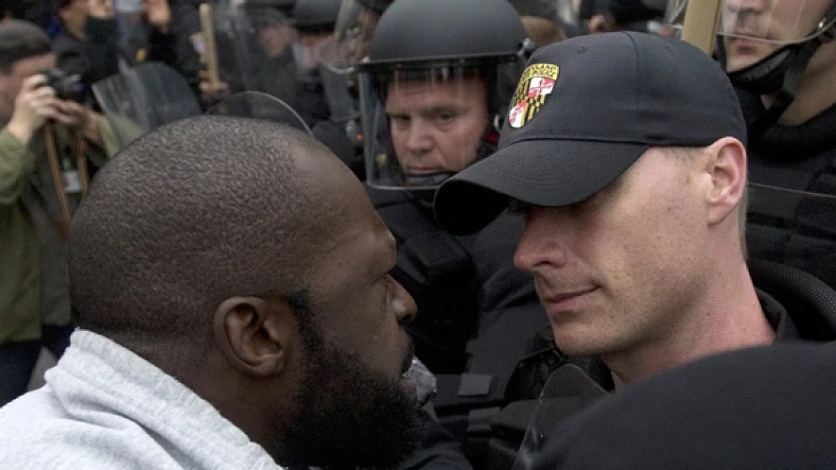 negro y policia baltimore