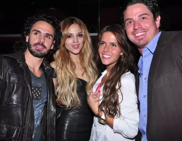 Pepe Díaz, novio de Eiza, la acompañó durante esta especial noche, así como su amiga Claudia Álvarez y otros invitados, quienes no dejaron de aplaudirla.