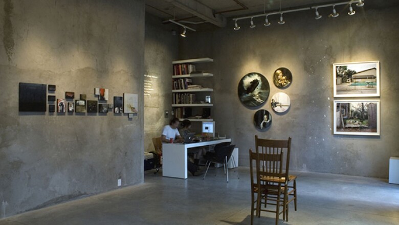 Apoya la carrera de artistas emergentes y ofrece espacio para vincular al público con el arte exhibido.