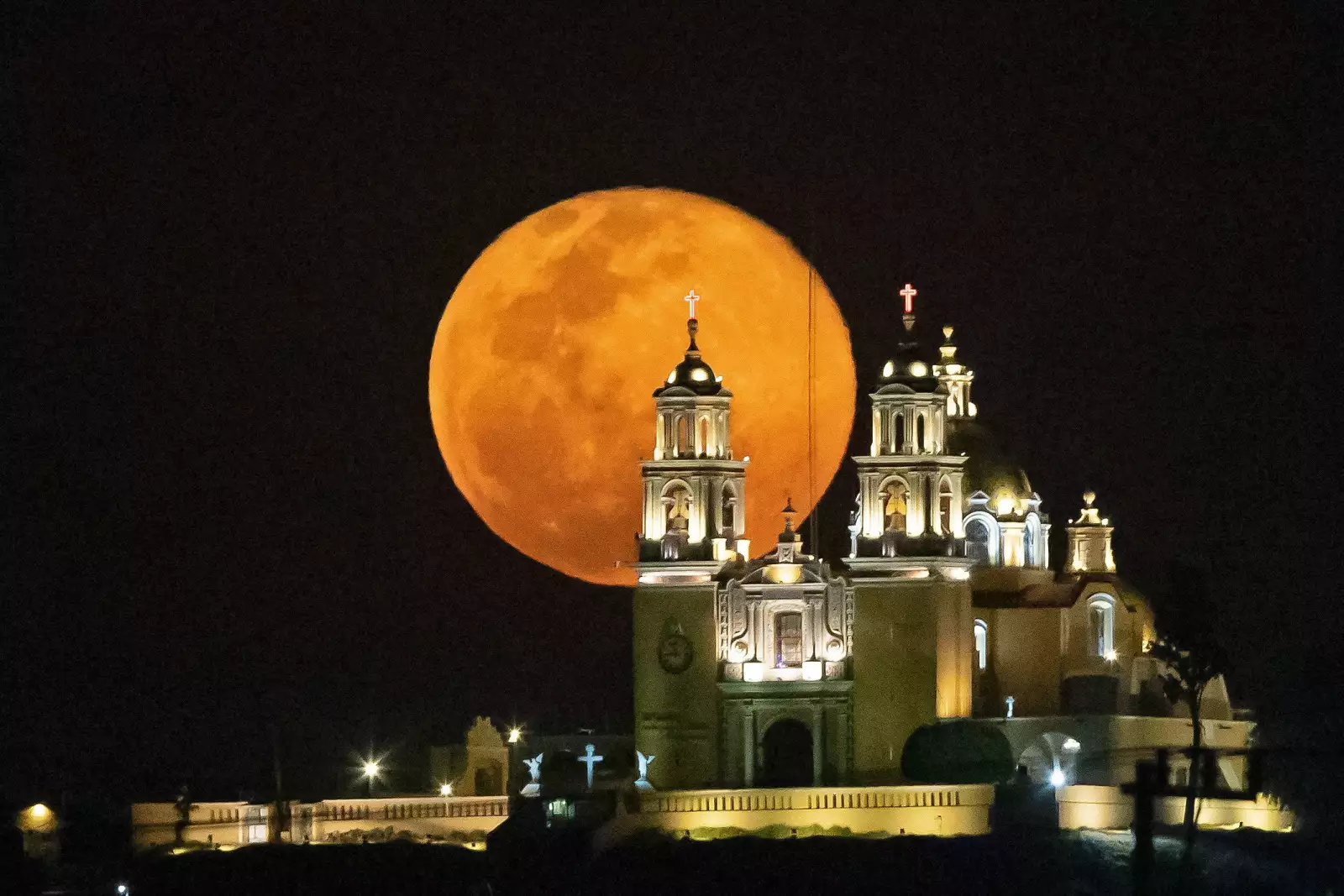 Vista de la Luna de Nieve desde San Andrés Cholula, Puebla.