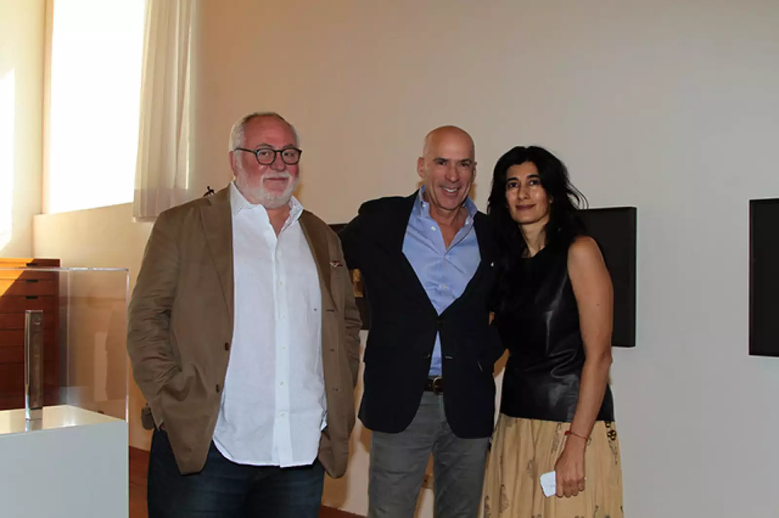 Duccio Ermenegildo y Chris Hill, coleccionistas de Washington, con Abaseh Mirvali