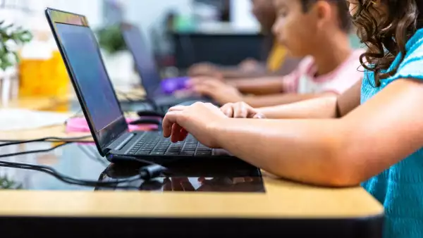 Las niñas y los niños primero