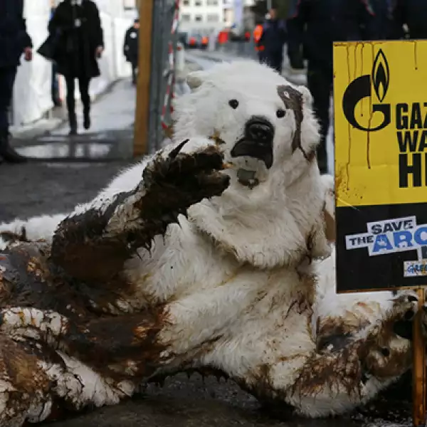 Activistas de Greenpeace vestidos de osos polares protestan cerca del WEF contra los derrames petroleros.