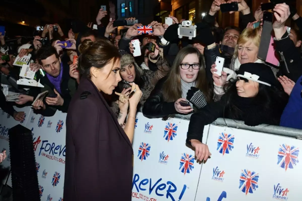 Se dijo que la esposa de David Beckham y su familia llegaron tarde a la alfombra roja del estreno de Viva Forever, por lo que no pudo posar al lado de sus cuatro ex compañeras.