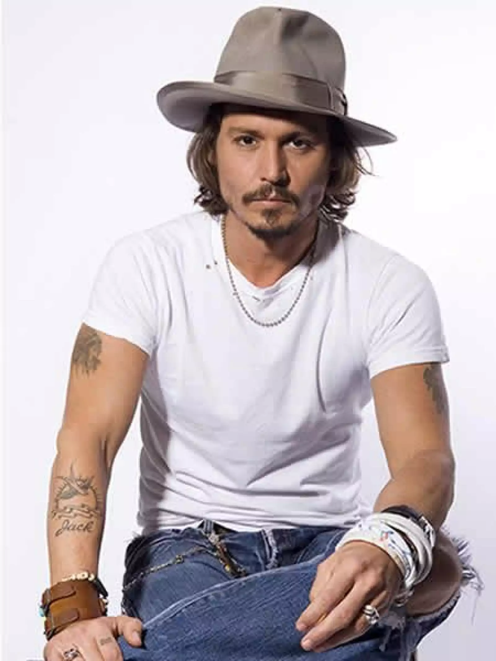 Johnny Depp es un gran aficionado a los tatuajes, se conocen más de 14. Además de el nombre de sus hijos Lily Rose y Jack, tiene uno que lee “Wino Forever”, el cual solía decir “Winona Forever” hasta antes de su rompimiento con la actriz. Depp tiene tambi