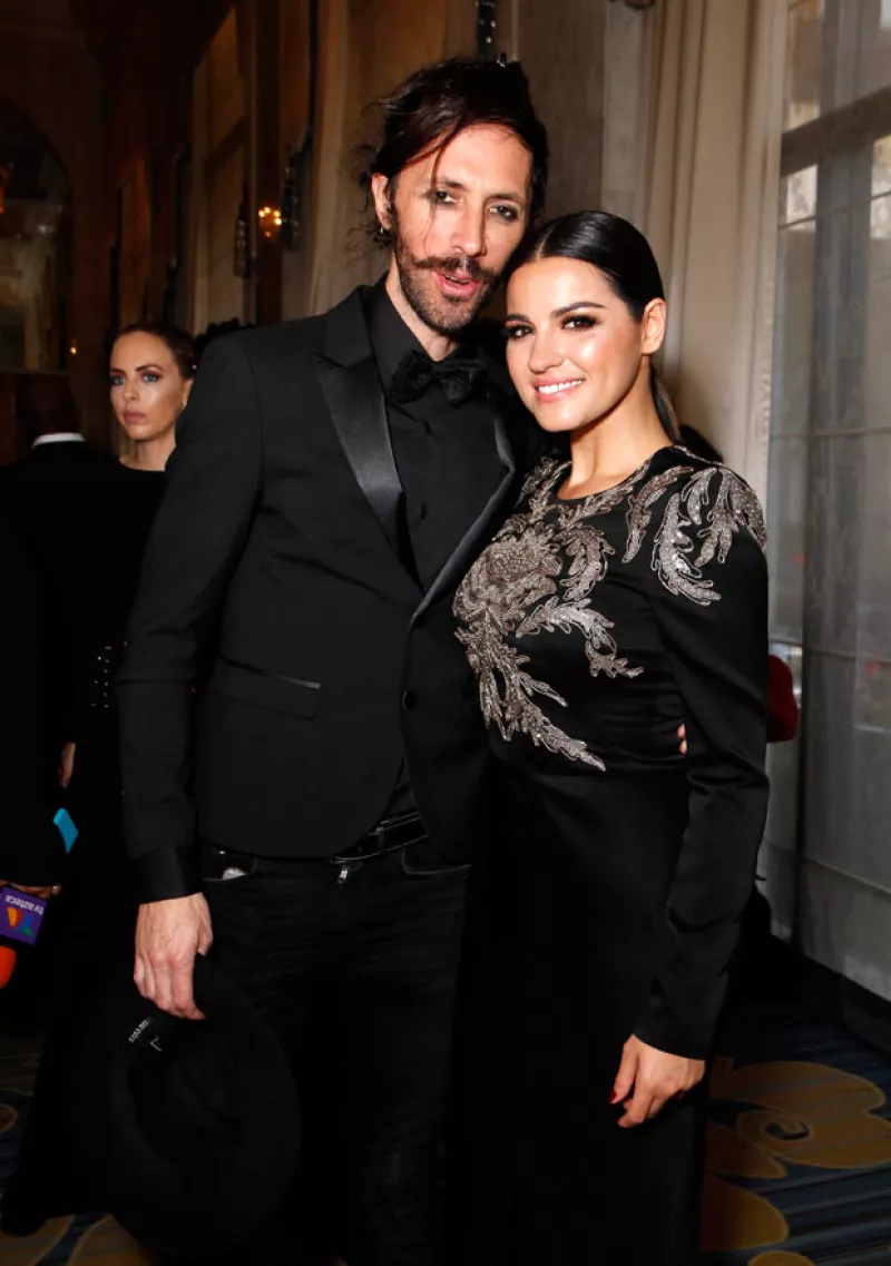 La cantante posó con su novio Koko de lo más feliz en gala en Beverly Hills.