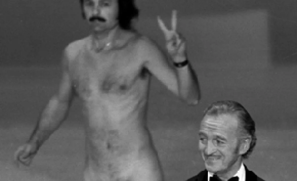 Hombre desnudo, pero pacífico.