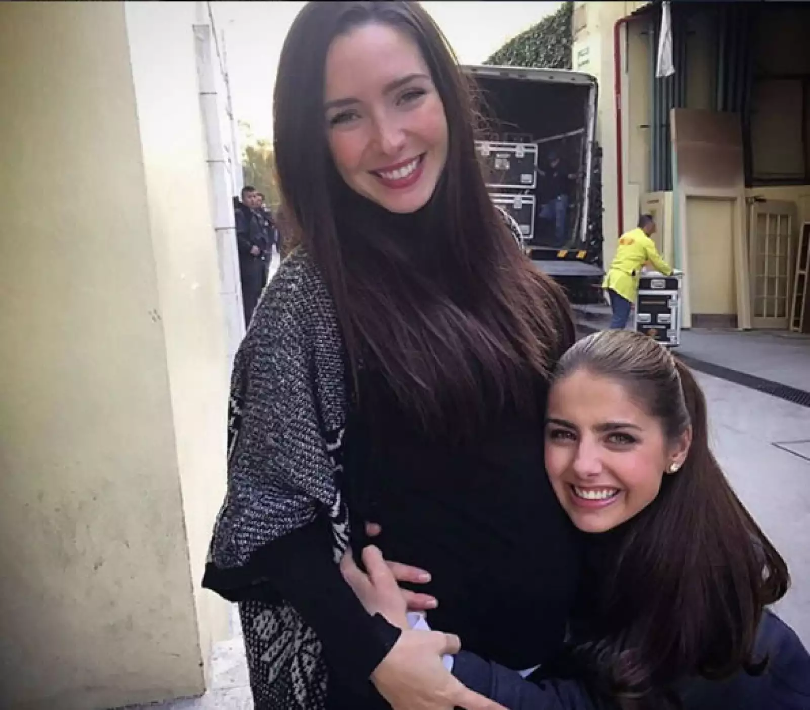 Casi de manera impresionante, el belly de Ariadne creció, y sus amigas no dejaron de disfrutar de este especial cambio.