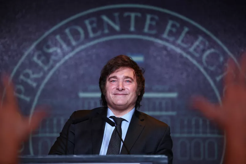 El presidente electo argentino Javier Milei se dirige a sus partidarios después de ganar la segunda vuelta de las elecciones presidenciales de Argentina, en Buenos Aires, Argentina, el 19 de noviembre de 2023.