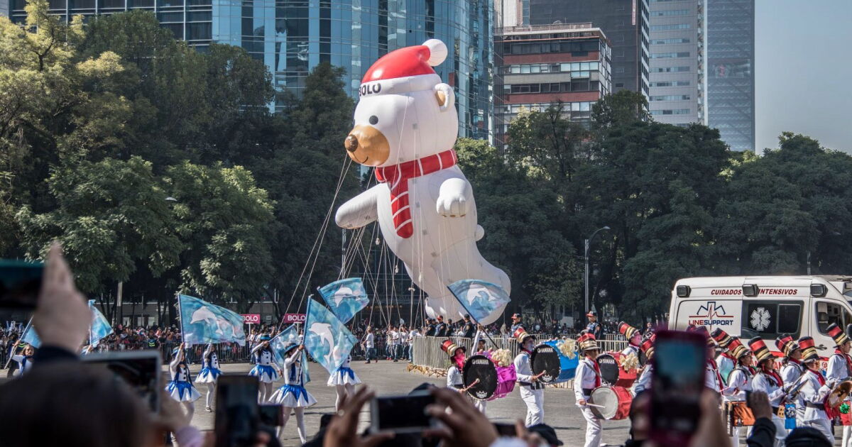 Desfile navideño reúne a más de 200,000 espectadores en CDMX
