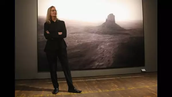 leibovitz habla a los medis ante una foto del valle monument