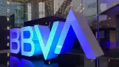 Logotipo de BBVA México en su edificio corporativo en la Ciudad de México