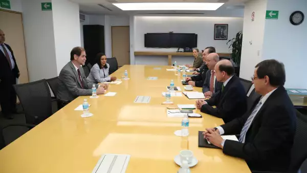 Los dirigentes nacionales del PRD, Agustín Basave y Beatriz Mojica, se reunieron con representantes de la Secretaría de Gobernarción. 