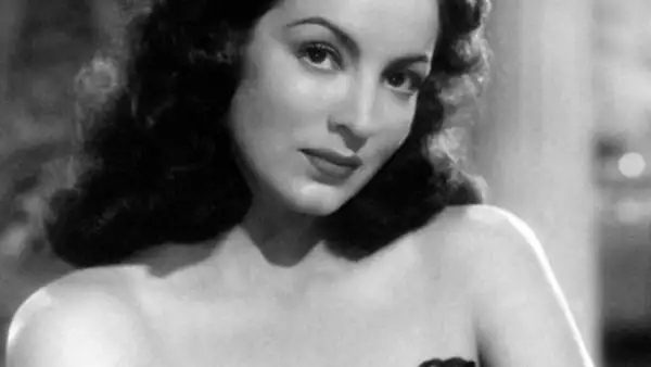 La vida de la Doña siempre se bailó al borde de la realidad y la fantasía, de la mujer y el personaje. Recopilamos datos de su autobiografía `Todas mis guerras´.