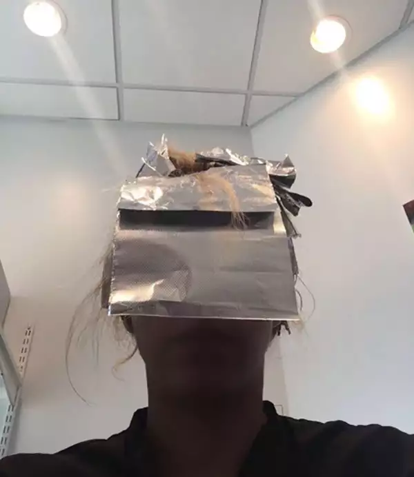 Shakira compartió una foto desde el salón de belleza, donde se pregunta si debería cambiar de color.