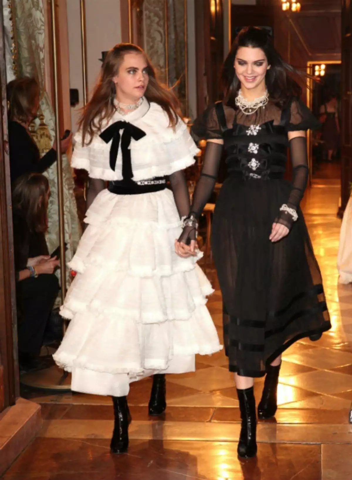 Las jóvenes modelos fueron las protagonistas de la noche para la pasarela que el diseñador Karl Lagerfeld llevó a cabo el martes en Austria para presentar la última colección de Chanel.