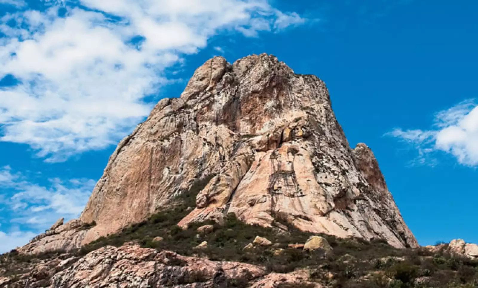 3.	La Peña de Bernal  se localiza en el municipio de Ezequiel Montes, cerca de la ciudad de Querétaro. Es el tercer monolito más grande del mundo.