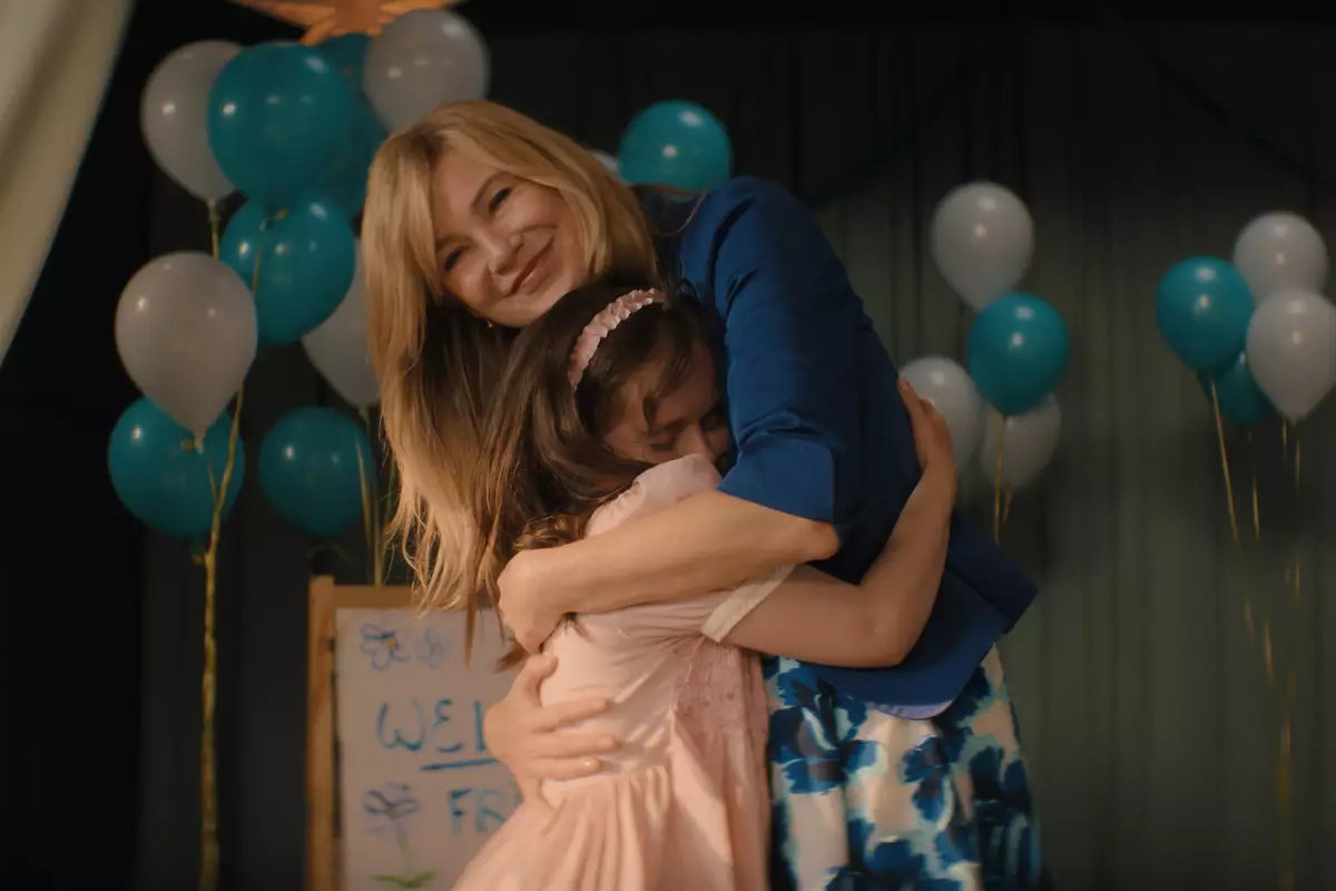 Foto de una escena de Good American Family con Ellen Pompeo abrazando a Imogen Faith Reid.