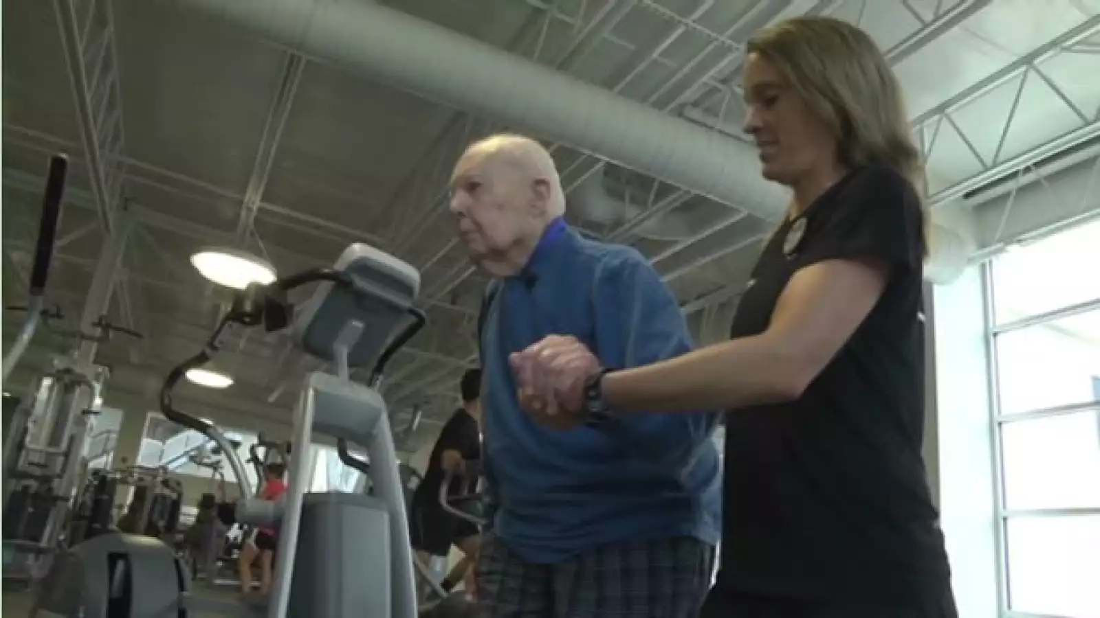 hombre de 103 años se ejercita