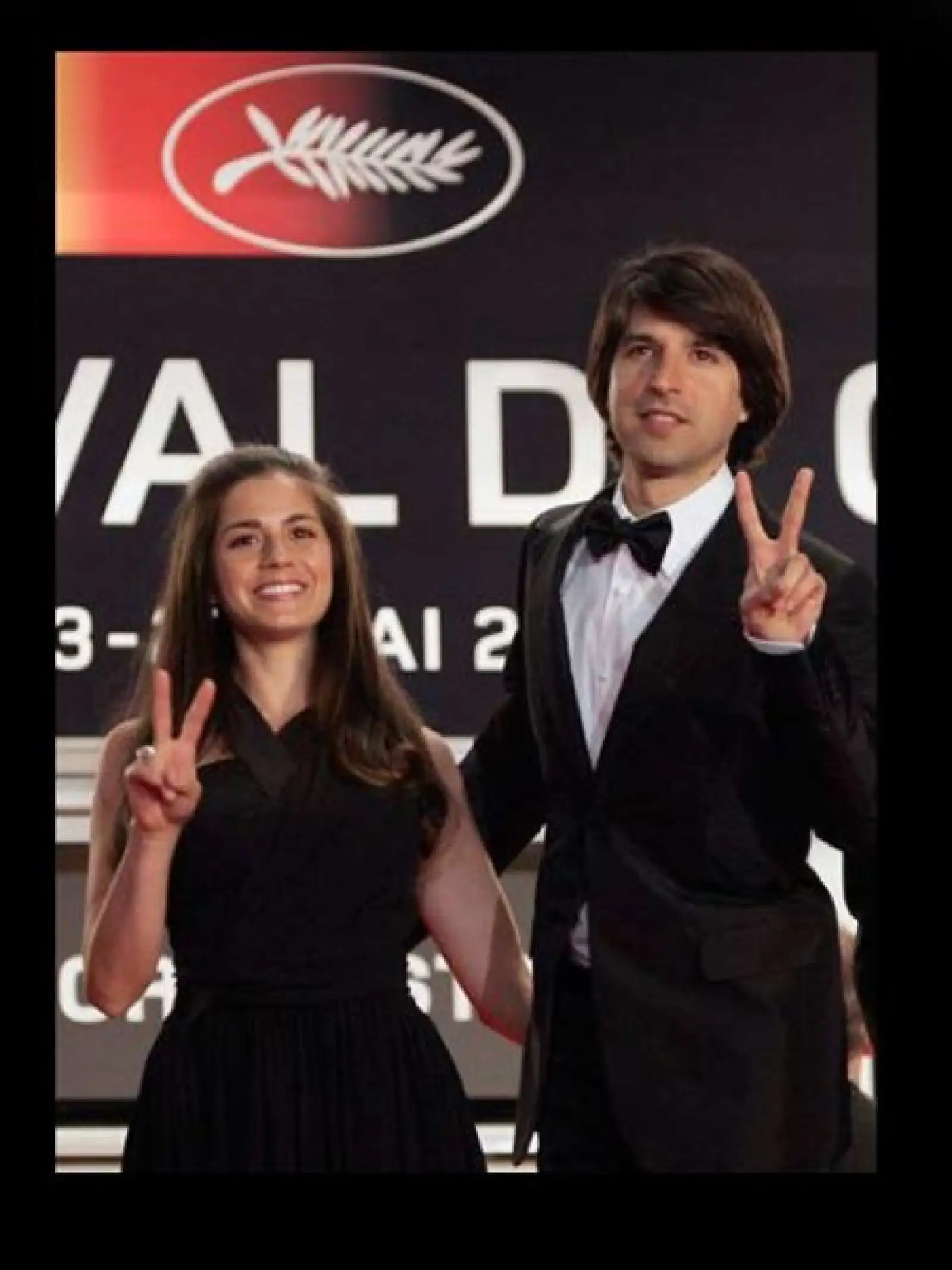El actor estadounidense Demetri Martin y su acompañante llegaron para la proyección de la película “Un rockero en pelotas”.