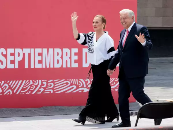 Andrés Manuel López Obrador y su esposa Beatriz Gutiérrez Muller en el sexto informe de Gobierno