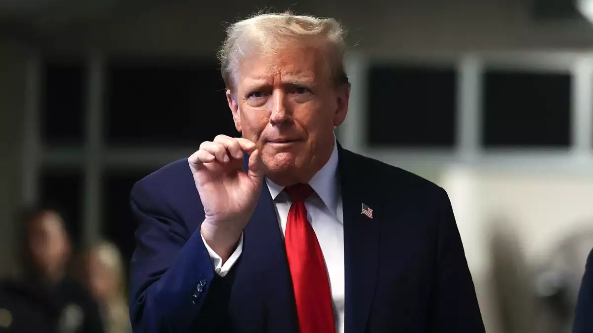 El expresidente estadounidense Donald Trump habla con los medios al salir del Tribunal Penal de Manhattan el 23 de abril de 2024 en la ciudad de Nueva York. El expresidente estadounidense Donald Trump enfrenta 34 cargos por delitos graves de falsificación de registros comerciales en el primero de sus casos penales que llega a juicio.