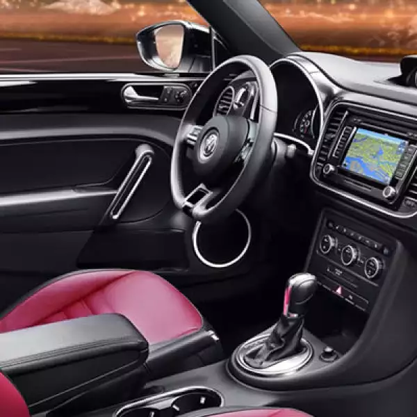 Su equipamiento es vasto: pantalla táctil con GPS, bluetooth, clima en cada uno de los asientos, cinco bocinas y disco duro para música, entre otras características.