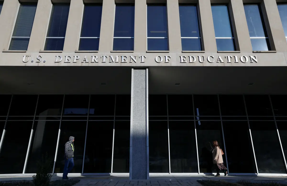 Departamento de Educación de EU despide a la mitad de su personal